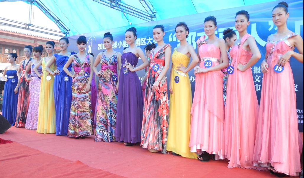 2012环球小姐广西赛区30进15强复赛活动在金汇如意坊举办